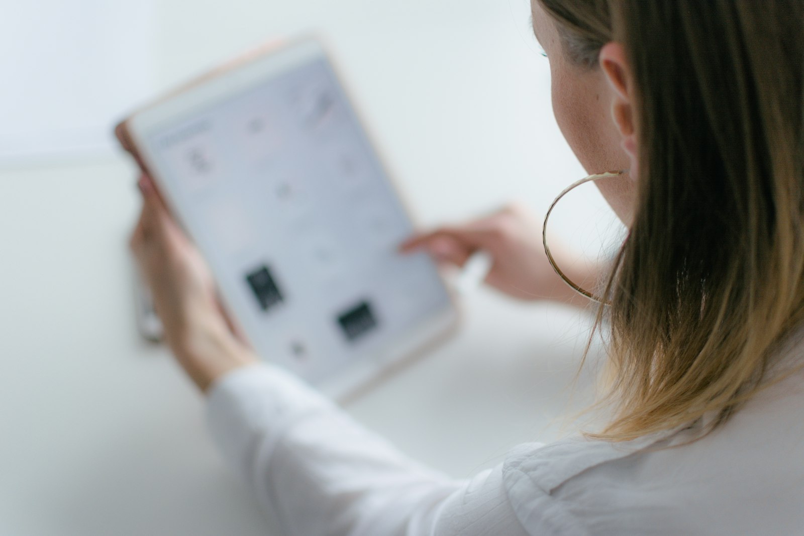Professionista che gestisce le richieste dal tablet