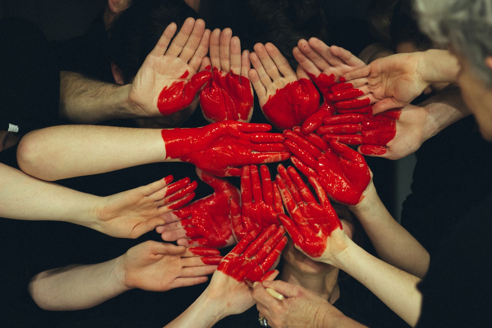 Persone che collaborano a un progetto solidale