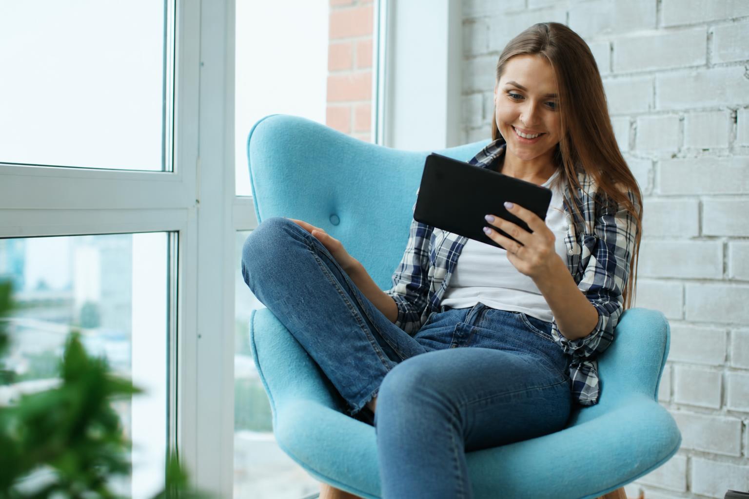 Giovane professionista in videochiamata con il tablet in un loft moderno
