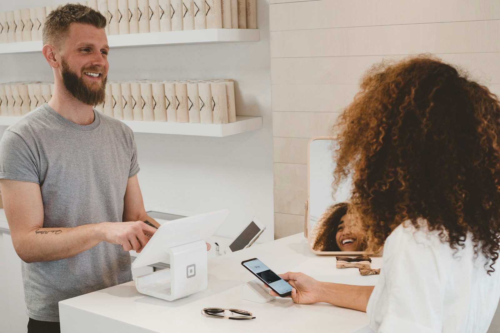 Pagamento con carta in un negozio